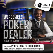 Ein Gruppenfoto von Menschen, die an einem Poker-Dealerkurs teilnehmen. Sie sitzen an Tischen und üben das Mischen und Austeilen von Spielkarten. Ein professioneller Trainer steht vor ihnen und gibt Anweis