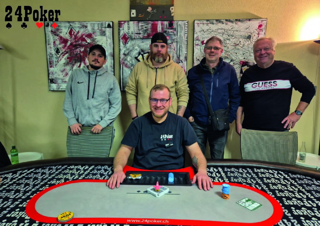 Ein Gruppenfoto von Pokerspielern, die jubelnd und mit Pokal posieren.