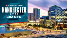 Ein belebtes Stadtzentrum mit hohen Gebäuden und Straßen voller Menschen in Manchester.