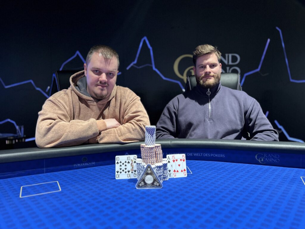 Ein Mann feiert seinen Sieg am Pokertisch, während er eine Handvoll Pokerchips in die Luft wirft.