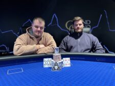 Ein Mann feiert seinen Sieg am Pokertisch, während er eine Handvoll Pokerchips in die Luft wirft.