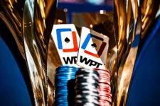 Ein glänzender Pokal mit dem Logo der World Poker Tour, der auf einem schwarzen Hintergrund steht.