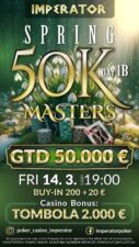 Ein professionelles Pokerturnier mit mehreren Spielern an einem Tisch, die Karten halten und konzentriert auf ihre Hände schauen. Im Hintergrund sind Zuschauer zu sehen, die gespannt das Spiel ver