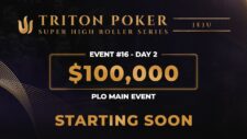 Ein Live-Stream des 100k PLO Main Events am zweiten Tag in Jeju im Jahr 2025. Spieler sitzen an Pokertischen, umgeben von Kameras und Publikum, während sie um den Titel kä