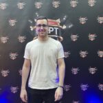 Ein Mann und eine Frau sitzen an einem Pokertisch, konzentriert auf ihre Karten schauend. Die Chips und Karten auf dem Tisch deuten auf ein spannendes Pokerspiel hin.