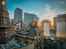 Ein Blick auf die berühmten Casinos und Hotels von Las Vegas, darunter das Paris, das Cosmopolitan und das Bellagio, bei Nacht. Die glitzernden Lichter der Stadt leuchten in der Dunkelheit