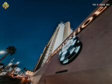 Ein beleuchtetes Schild mit dem Schriftzug "Las Vegas Horseshoe" vor einem Casino in Las Vegas.