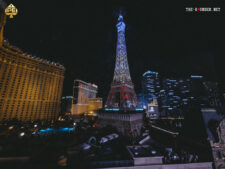 Ein Blick auf das berühmte Las Vegas Strip bei Nacht, mit dem Paris Las Vegas Hotel im Vordergrund und den leuchtenden Lichtern der umliegenden Casinos und Hotels im Hintergrund.