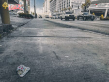 Ein belebter Abschnitt des Las Vegas Strip mit Wolkenkratzern, leuchtenden Werbetafeln und vorbeifahrenden Fahrzeugen.