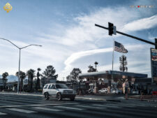 Ein lebhaftes Bild von den leuchtenden Lichtern und dem Trubel des Las Vegas Strip bei Nacht. Große Hotelgebäude mit leuchtenden Neonreklamen und vielen Menschen, die die Straßen entlang gehen
