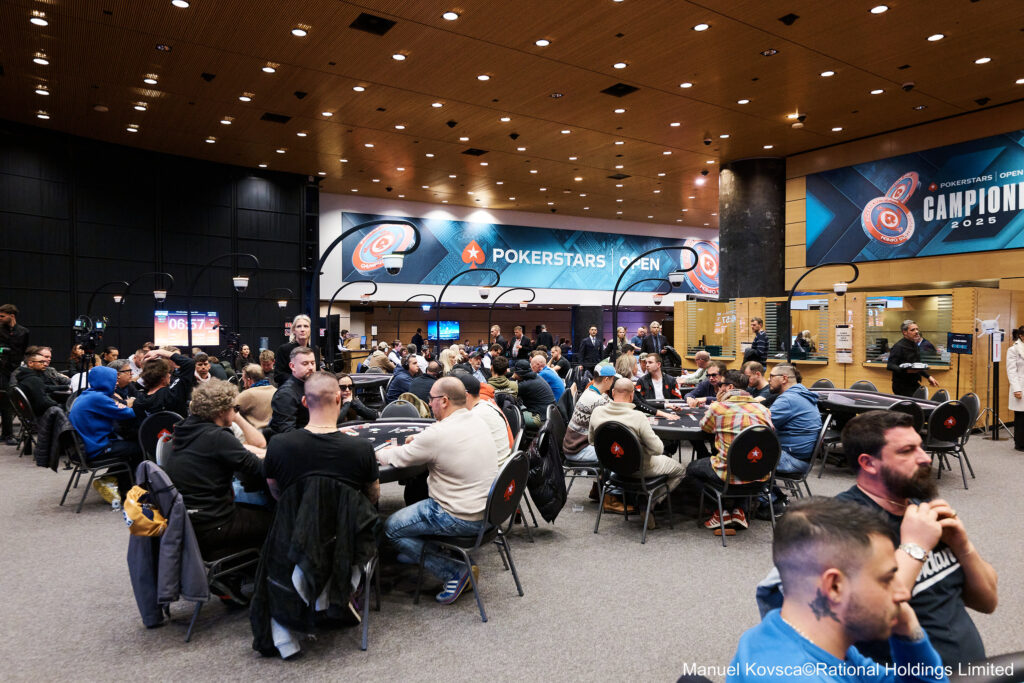 Ein Gruppe von vier Personen sitzt an einem Pokertisch und spielt ein spannendes Kartenspiel. Einer der Spieler hat gerade seinen Einsatz erhöht, während die anderen gespannt ihre Karten betrachten. Die