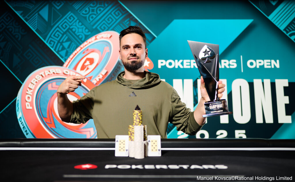 Ein Mann und eine Frau sitzen an einem Pokertisch und spielen eine Partie Poker. Der Mann hält Karten in der Hand, während die Frau mit einem ernsten Gesichtsausdruck ihre Karten betrachtet. Im