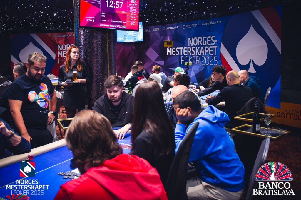 Ein Haufen roter und schwarzer Pokerchips, die auf einem grünen Pokertisch liegen.