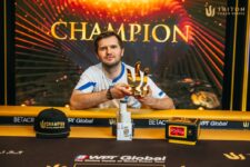 Ein Mann in einem schwarzen Anzug und einer schwarzen Sonnenbrille, der freudig die Hände in die Luft streckt, umringt von jubelnden Menschen. Im Hintergrund sind Pokerchips und eine