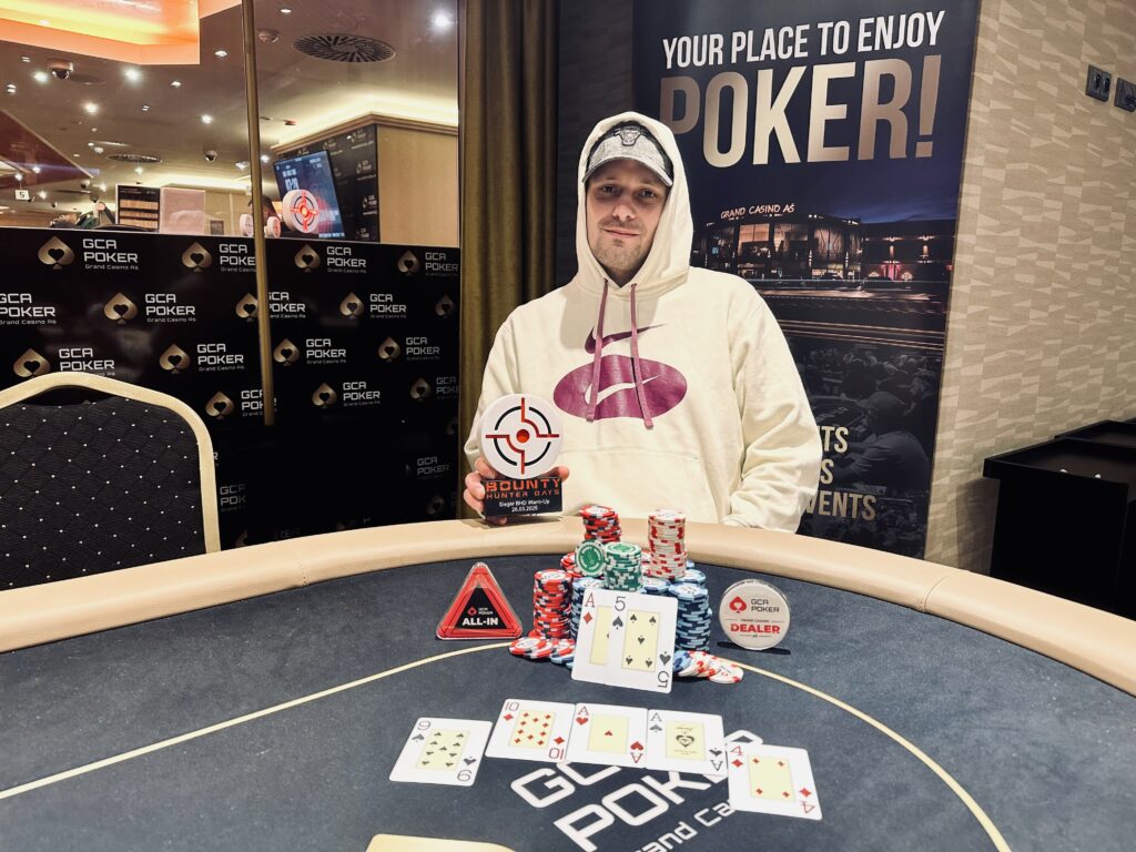 Ein Tabletop-Pokerturnier in vollem Gange, mit Spielern an Tischen, die Karten halten und Chips stapeln. Die Spieler sind konzentriert und fokussiert, während sie ihre Strategien planen.