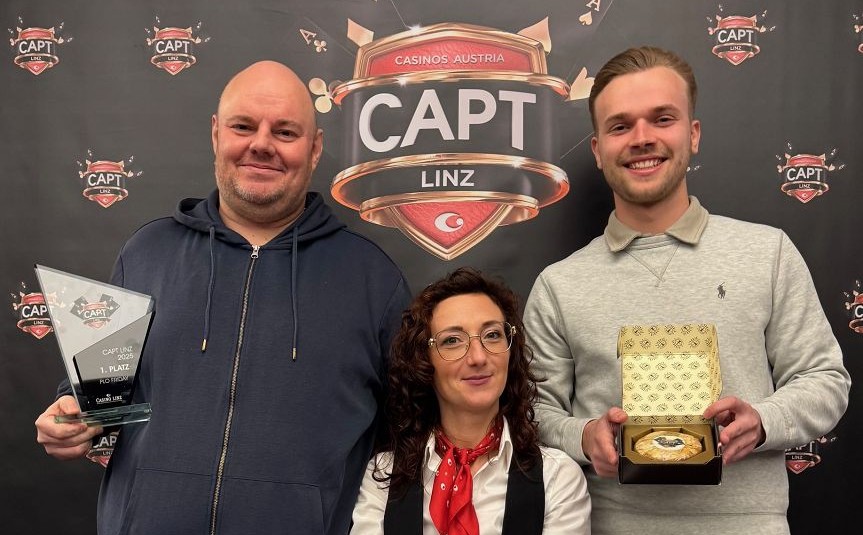 Ein professioneller Pokerspieler mit Sonnenbrille und Kopfhörern konzentriert sich auf seine Karten während eines Turniers.