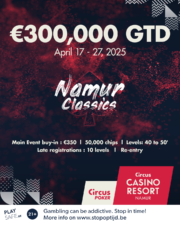 Ein Foto von einem Pokertisch im Casino Namur während des Circus Poker Namur Classics 2025. Spieler sitzen um den Tisch herum und konzentrieren sich auf ihre Karten. Im Hintergrund sind Casino-Licht