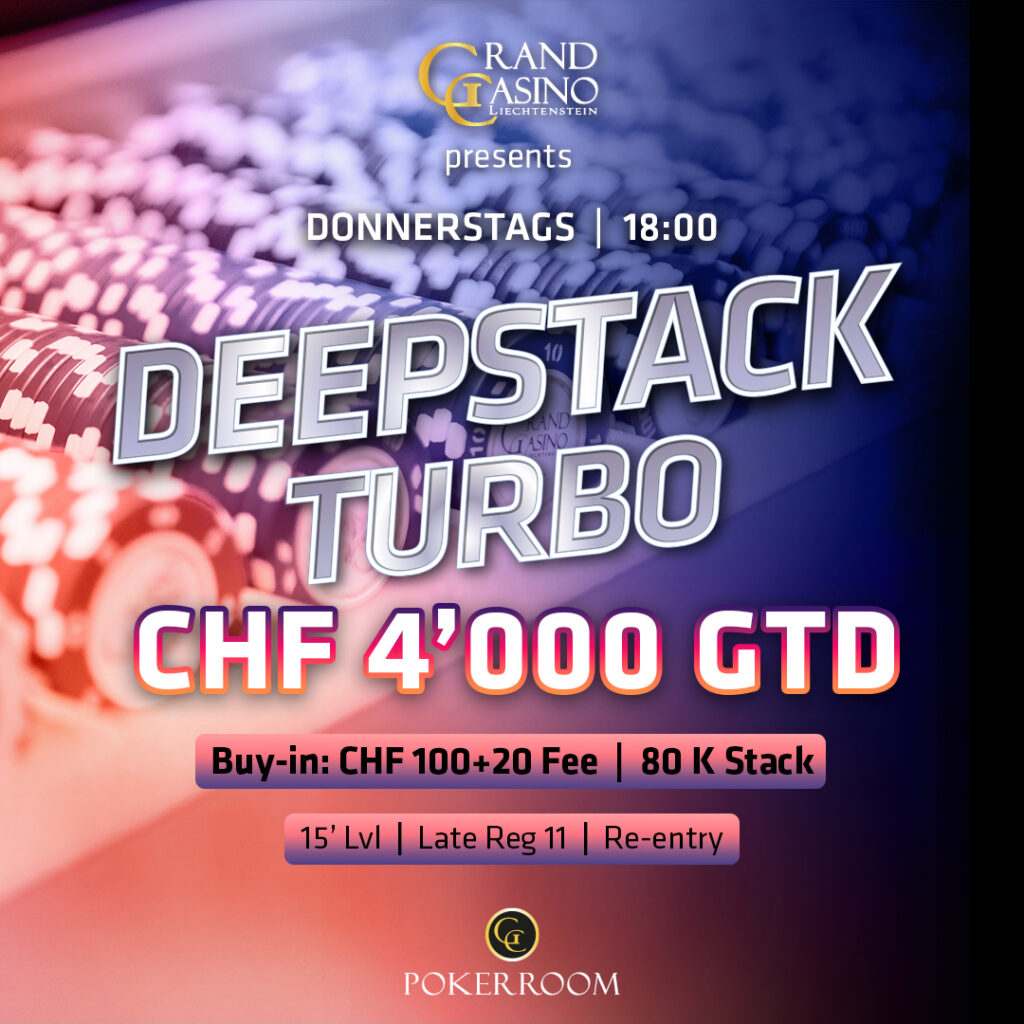 Ein professioneller Pokerspieler sitzt an einem Tisch und betrachtet konzentriert seine Karten, während im Hintergrund andere Spieler und Dealer zu sehen sind. Das Bild strahlt eine Atmosphäre von Spannung
