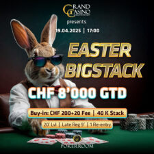 Ein bunter Stapel von Pokerchips in verschiedenen Farben und Mustern, umgeben von Ostersüßigkeiten wie Schokoladeneiern und Hasen.