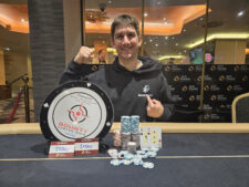 Ein professioneller Pokertisch mit grünem Filz, umgeben von Stühlen, Chips und Spielkarten. Zwei Spieler sitzen einander gegenüber und konzentrieren sich auf ihre Karten. In der Mitte