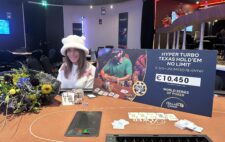 Ein 3D-Diagramm zeigt eine gestapelte Säule mit verschiedenen Farbschattierungen, die die Leistungskurve eines Hyper-Turbo-Pokerturniers darstellen.