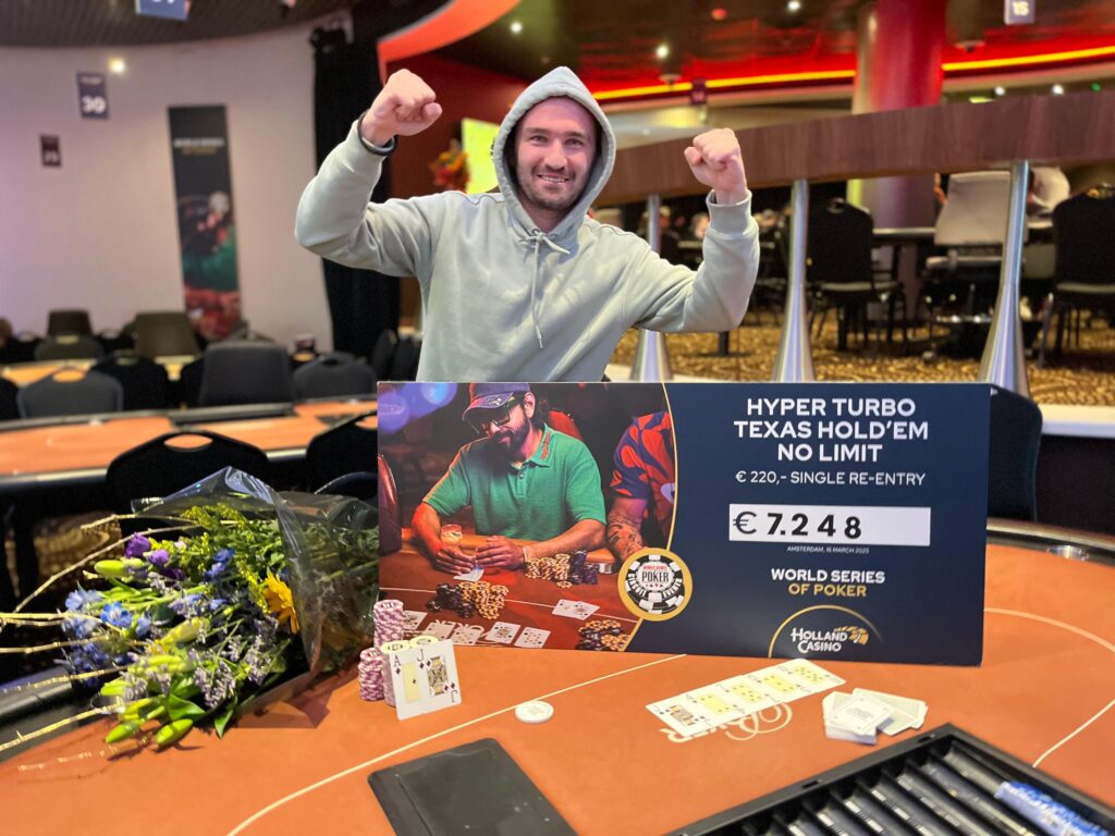 Ein Poker-Tisch während eines Hyper-Turbo-Turniers, bei dem die Spieler in intensiven Actionen und schnellen Entscheidungen vertieft sind. Die Chips und Karten sind auf dem grünen Filz zu sehen,