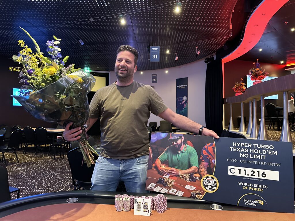 Ein Tisch voller Pokerchips und Spielkarten, während ein intensives Hyper-Turbo-Pokerturnier stattfindet.