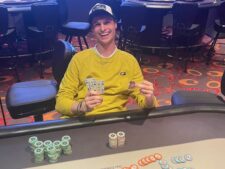 Ein lebhaftes Pokerspiel mit fünf Personen an einem runden Tisch, jeder konzentriert auf seine Karten und Chips. In der Mitte des Tisches liegen Spielkarten und Jetons. Die Spieler sind