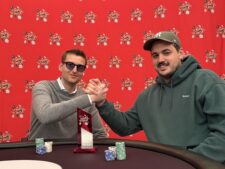 Ein professioneller Pokertisch mit grünem Filz, umgeben von vier Spielern, die Karten halten und Pokerchips stapeln. Ein Dealer in der Mitte des Tisches mischt Karten. Die Spieler haben konzent
