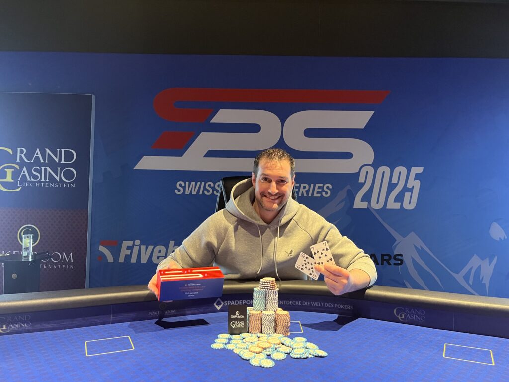 Ein Pokertisch mit grünem Filz, umgeben von Spielkarten, Pokerchips und Getränken. Vier Personen sitzen um den Tisch herum und spielen Poker.