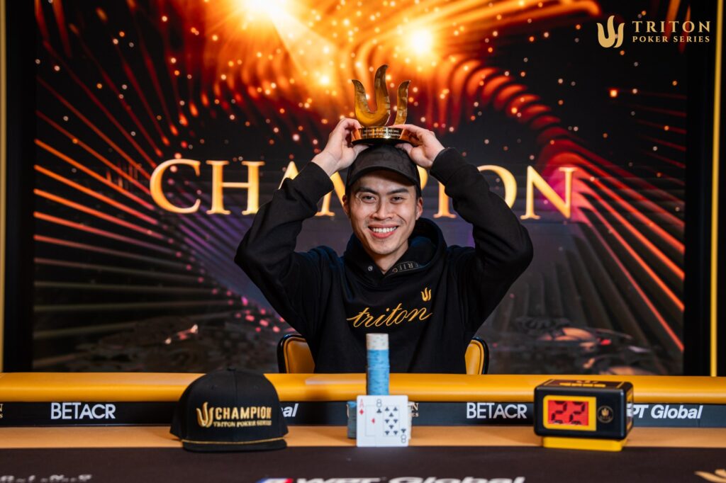Ein professioneller Pokerspieler konzentriert sich am Pokertisch während eines Turniers.