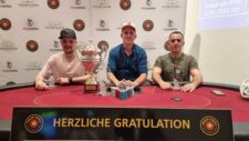 Ein spannendes Pokerturnierfinale mit mehreren Spielern, die um den Sieg kämpfen. Der Tisch ist mit Pokerchips und Karten gefüllt, während die Spieler konzentriert ihre K