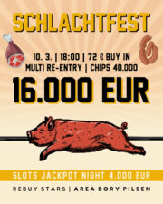 Ein traditionelles Schlachtfest mit Menschen, die an langen Tischen sitzen und Bier trinken. Im Hintergrund sind Zelte und eine Bühne zu sehen.