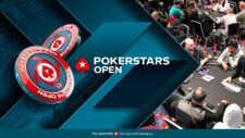 Ein Bild von einem Pokertisch mit Spielkarten, Jetons und einem Dealer-Button bei einem PokerStars Open Turnier.