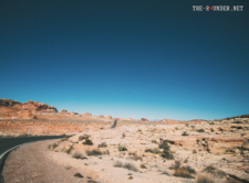 Ein atemberaubender Sonnenuntergang über den felsigen Formationen des Valley of Fire State Park in Nevada, USA. Die Felsen leuchten in den warmen Farben der untergehenden Sonne.