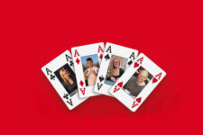 Ein Bild von einem Pokerturnier in Linz im Jahr 2025, mit mehreren Personen, die um einen Pokertisch sitzen und Karten spielen. Die Spieler sind konzentriert und haben Pokerchips vor sich liegen