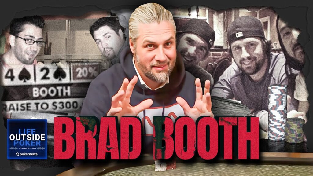 Ein Mann namens Brad Booth wird während eines Interviews mit PokerNews fotografiert. Er sitzt vor einem Mikrofon und trägt ein schwarzes Hemd.