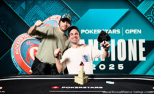 Ein Mann in einem dunkelblauen Anzug und einer Fliege sitzt an einem Pokertisch und betrachtet seine Karten. Im Hintergrund sind andere Spieler und Pokerchips zu sehen.