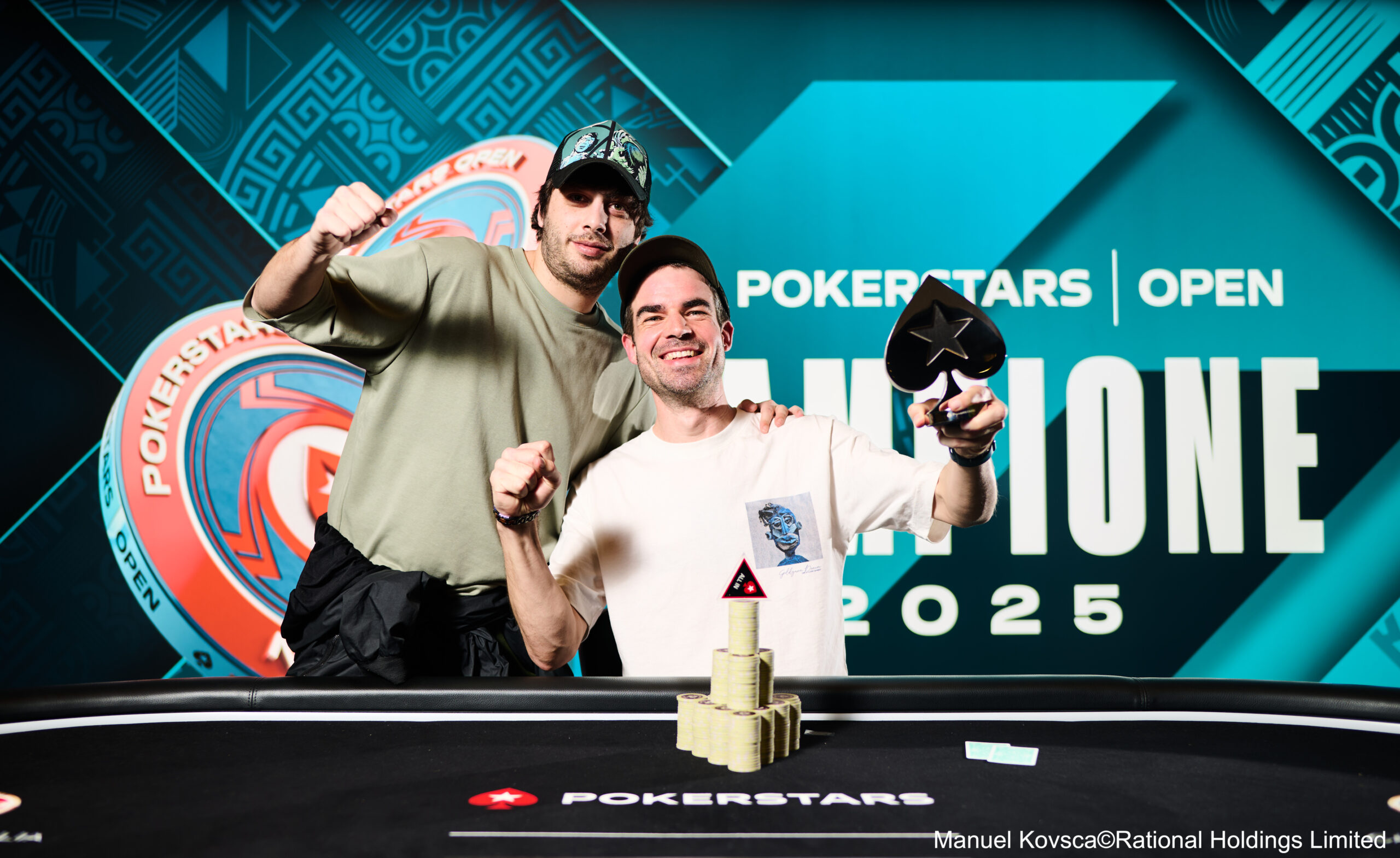 Ein Mann in einem dunkelblauen Anzug und einer Fliege sitzt an einem Pokertisch und betrachtet seine Karten. Im Hintergrund sind andere Spieler und Pokerchips zu sehen.