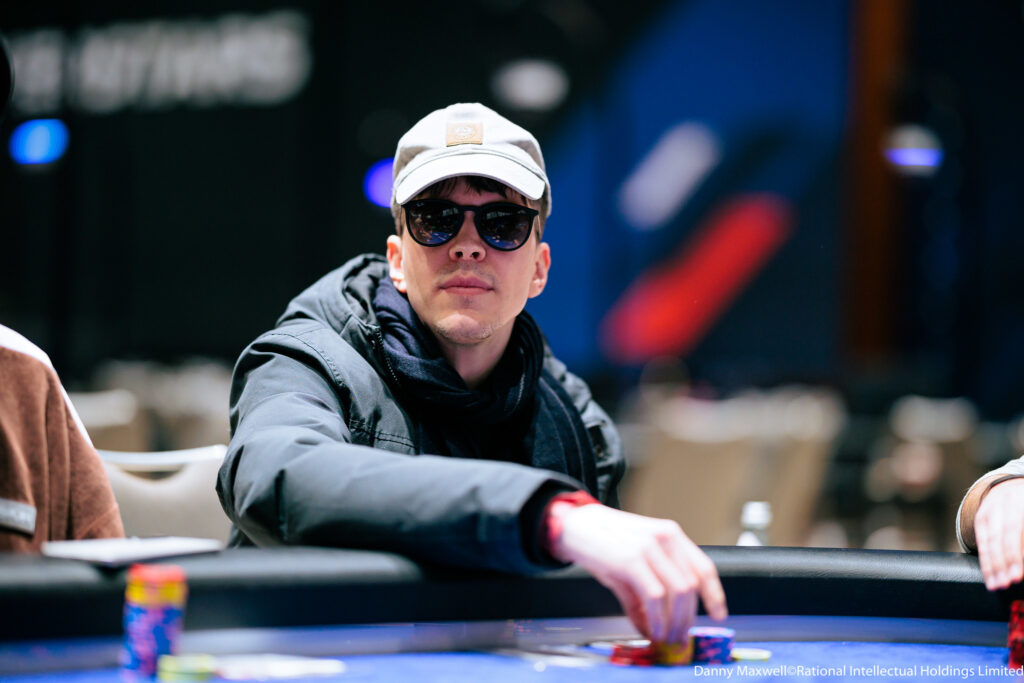 Ein Mann namens Diego Zeiter, der 2023 auf einem Pokerturnier spielt.