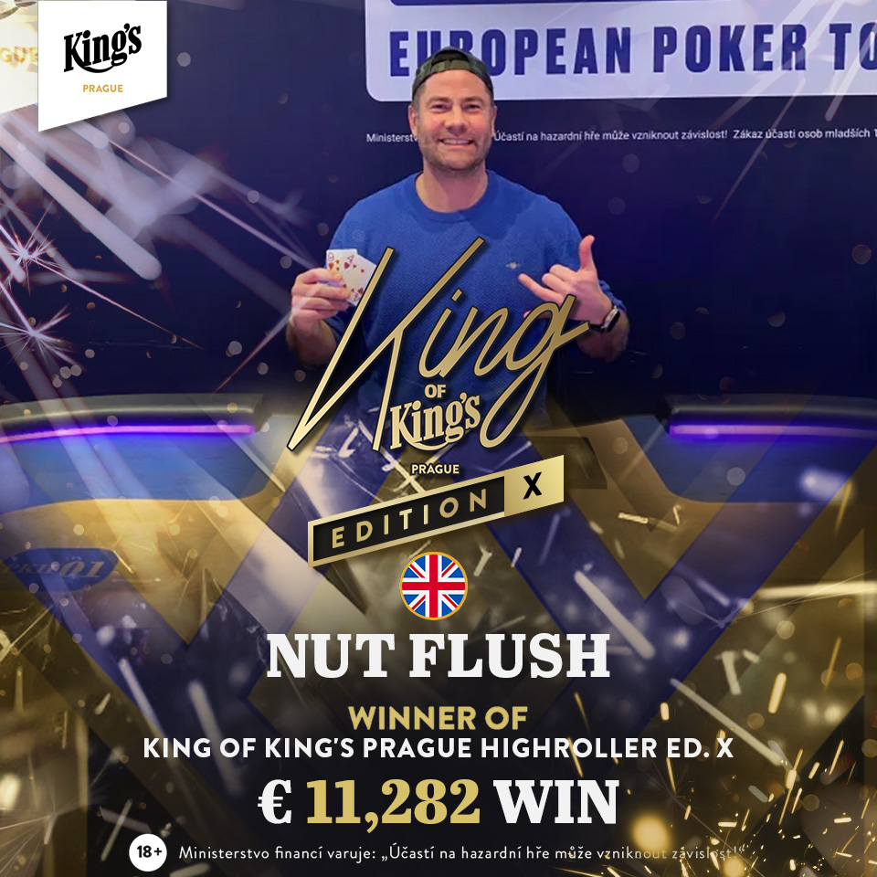 Ein Mann mit einem Pokerchip-Stapel in der Hand jubelt auf einer Bühne, nachdem er ein Pokerturnier gewonnen hat. Im Hintergrund ist ein Banner mit der Aufschrift "Prague King of Kings" zu