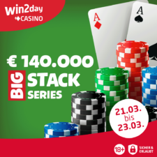Ein professioneller Pokerspieler mit Sonnenbrille und Kopfhörern, der konzentriert an einem Pokertisch sitzt und seine Karten betrachtet. Im Hintergrund sind weitere Spieler und Chips zu sehen.