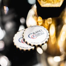 Ein professioneller Pokertisch während eines Turniers mit Spielkarten, Chips und Getränken.