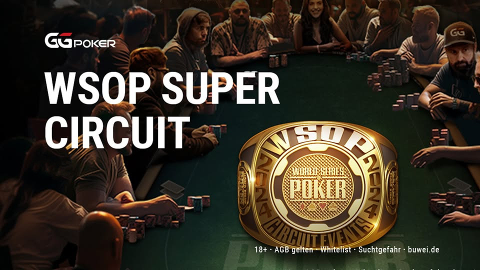 Ein Mann sitzt an einem Pokertisch und hält eine Karte in der Hand, während er konzentriert auf seinen Gegner schaut. Die Chips und Karten auf dem Tisch deuten auf ein Pokerspiel hin.