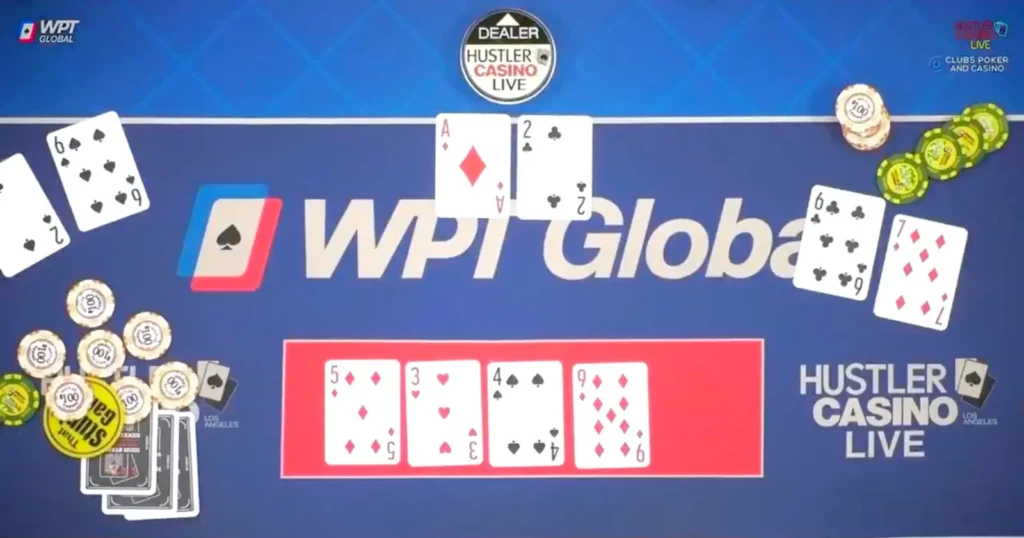 Drei Pokerspieler sitzen an einem Tisch und haben alle eine Straight auf dem Flop.