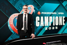 Ein Mann in einem dunklen Anzug und weißem Hemd sitzt an einem Pokertisch und hält Karten in der Hand. Er schaut konzentriert auf seine Karten und hat eine ernste Miene. Im H