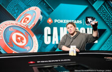 Ein Bild von Nadja Sutter beim Poker Ladies Event in Campione. Nadja Sutter sitzt an einem Pokertisch und konzentriert sich auf ihr Spiel, umgeben von anderen Spielerinnen.