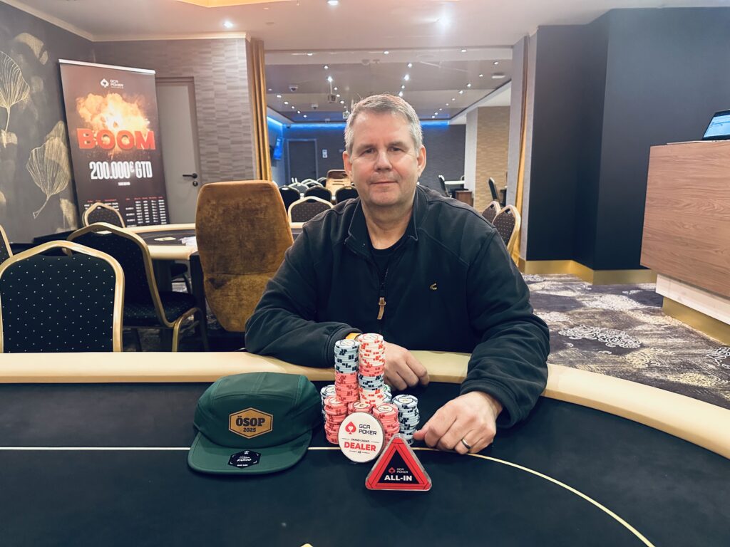Ein Pokerturnier mit dem Titel "OESOP PLO Turbo Bounty", mit Spielkarten und Pokerchips auf dem Tisch, während Spieler in Aktion sind.