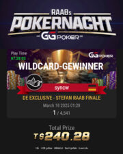 Ein Mann in einem schwarzen Anzug sitzt an einem Pokertisch und hält eine Jokerkarte hoch. Er hat eine ernste Miene und scheint konzentriert zu sein.