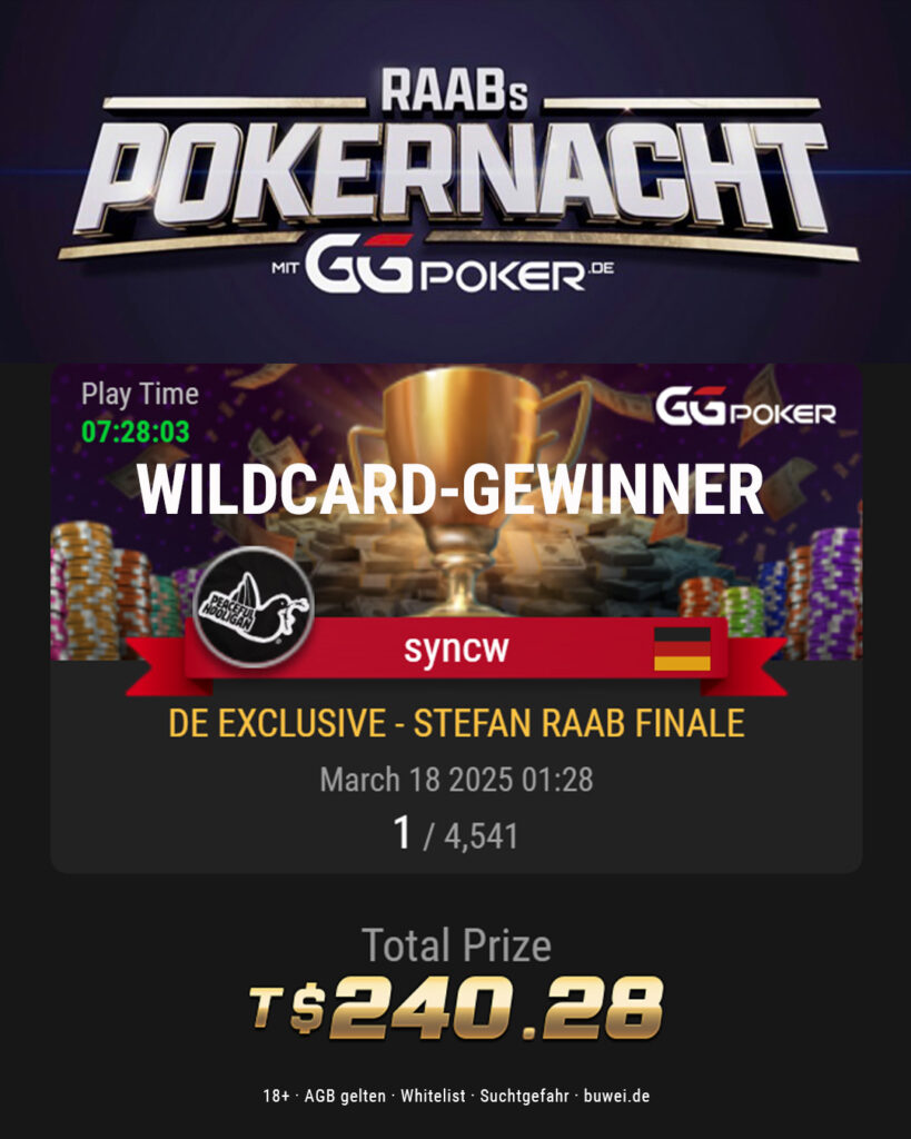 Ein Mann in einem schwarzen Anzug sitzt an einem Pokertisch und hält eine Jokerkarte hoch. Er hat eine ernste Miene und scheint konzentriert zu sein.
